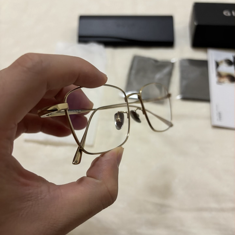 Lunettes en fil d'or et titane pur
