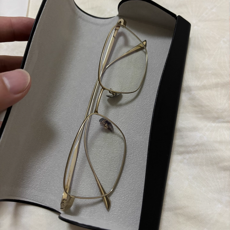 Lunettes en fil d'or et titane pur