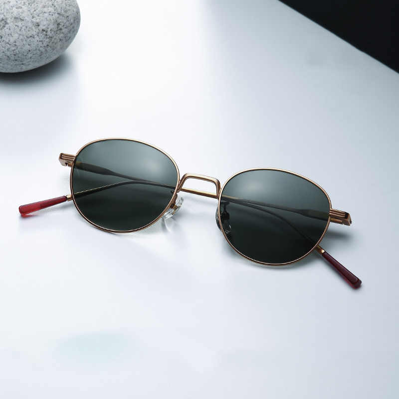Lunettes de soleil rétro rondes en métal doré
